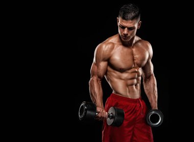 Gömleksiz Kas Erkekler Ağırlıkları ile Egzersiz