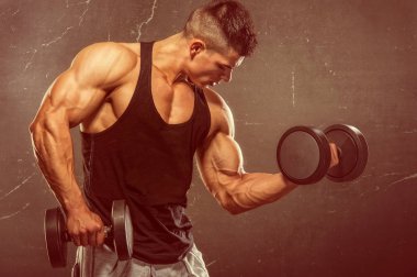 Kaslı erkek egzersiz dumbbells ile