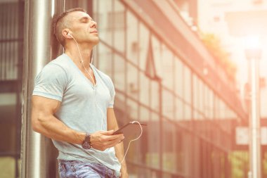 Yakışıklı Adam Outdoors Mobil Cihazlar kullanarak