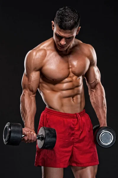 Hombres musculosos sin camisa Ejercicio con pesas —  Fotos de Stock