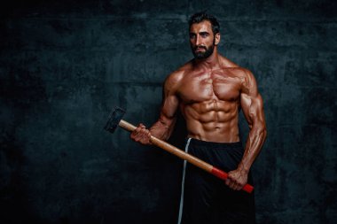 Balyoz tutan çapraz eğitim sporcusu