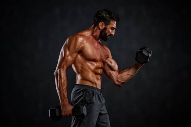 Güçlü Yakışıklı Kaslı Erkekler Ağırlık Kaldırma , Dumbbe Performans