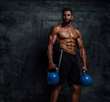 Güçlü Kas Adamları Çapraz Çalışmasının bir parçası olarak Kas Çanları ile Egzersiz