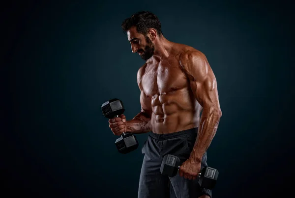 Fortes Homens Musculares Bonitos Levantando Pesos, Executando Dumbbe — Fotografia de Stock