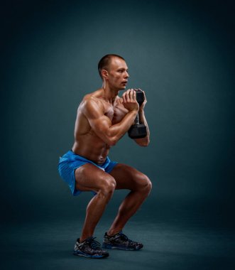 Dambıl ile Bacak Egzersizleri Yapan Kaslı Erkekler