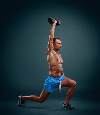 Dambıl ile Bacak Egzersizleri Yapan Kaslı Erkekler