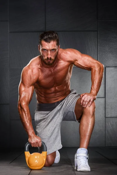 Ejercicio fuerte de los hombres musculares con Kettlebell —  Fotos de Stock
