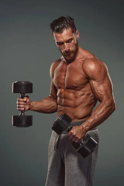 Hombres musculares haciendo ejercicio para bíceps — Foto de Stock