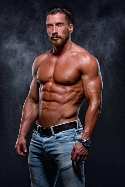 Красивые мускулистые мужчины в джинсах — стоковое фото