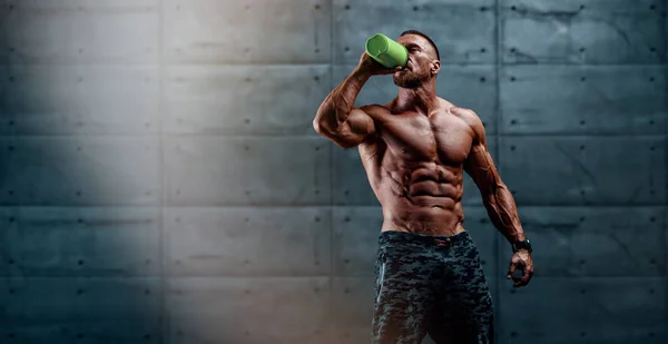 Integratore alimentare. Uomini muscolari beve proteine, bevanda energetica dopo l'allenamento — Foto Stock