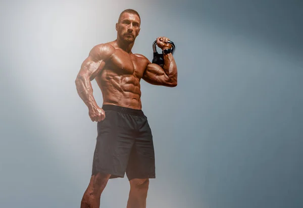 Musculoso guapo, Ejercicio de atleta de entrenamiento cruzado con Kettlebell — Foto de Stock