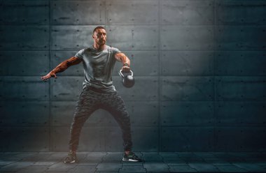 Güçlü Kaslı Adamlar, Kettlebell ile Çapraz Antrenman Atletizmi. Boşluğu Kopyala