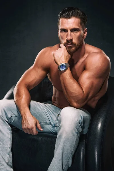 Красивые мускулистые мужчины в джинсах — стоковое фото
