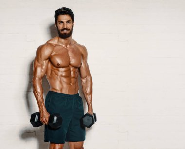 Yakışıklı kaslı adamlar, vücut geliştirici ağırlık kaldırma. Boşluğu kopyala