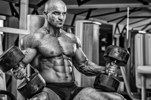 Bodybuilder Ćwiczenia z hantlami na siłowni — Zdjęcie stockowe