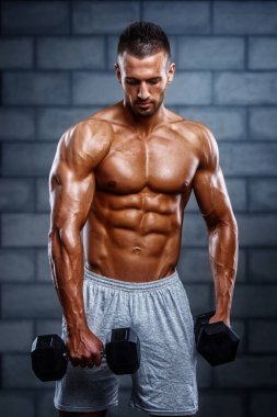 Ağırlık kaldıran kaslı adamlar. Stüdyo Çekimi