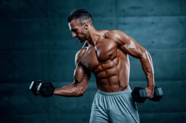 Ağırlık kaldıran kaslı adamlar. Stüdyo Çekimi