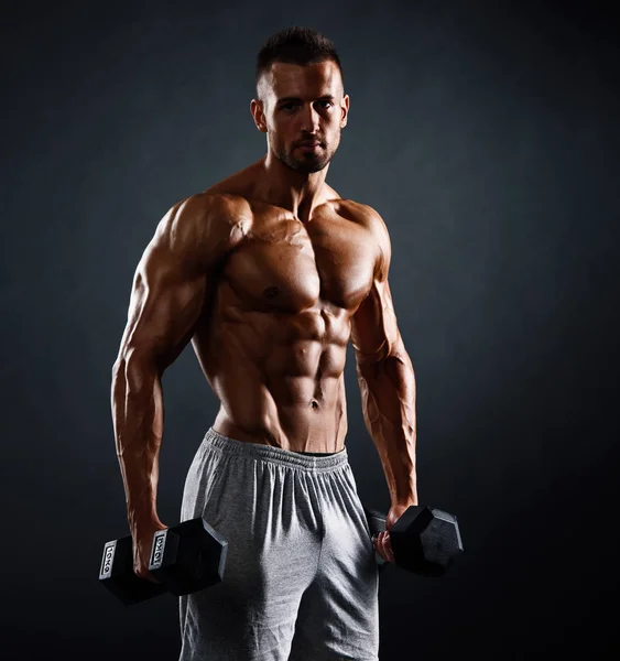 Homens Musculares Levantando Pesos. Estúdio tiro — Fotografia de Stock