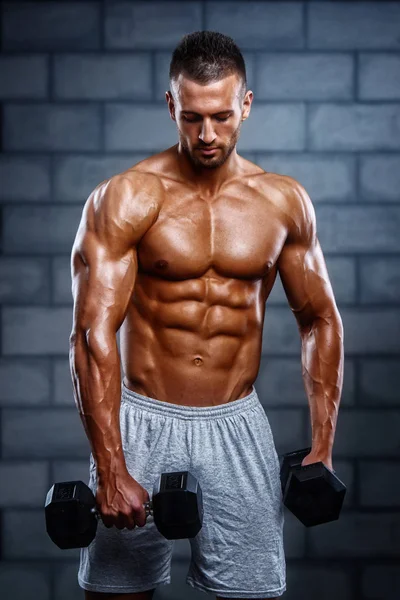 Homens Musculares Levantando Pesos. Estúdio tiro — Fotografia de Stock