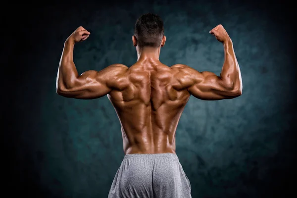 強い筋肉の男性は筋肉を曲げ — ストック写真