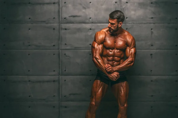 Hezcí, svalnatí muži, pružní svalovci. Bodybuilder Posing and Flexing Muscles — Stock fotografie