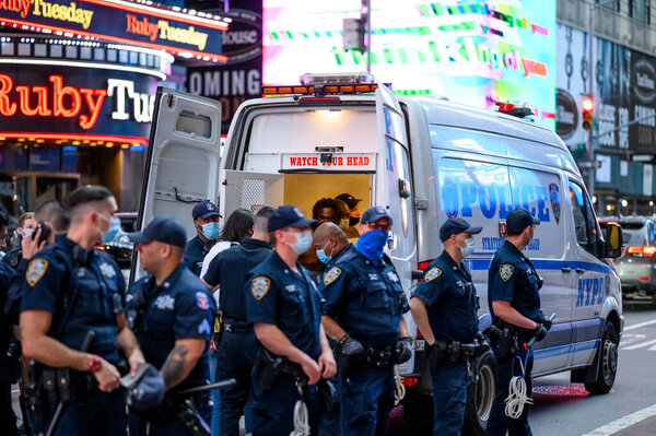 НЬЮ-ЙОРК, МАНХАТТАН - 30 мая 2020 года: Акция "Черные жизни" имеет значение на улицах Манхэттена
. 