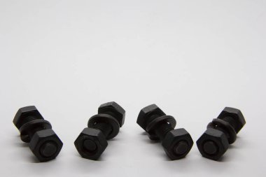 Çelik vidalar, somunlar ve yıkıtaları siyah