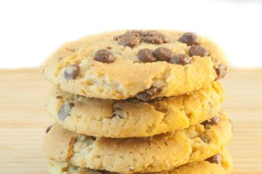 Beyaz arka planda çikolatalı kurabiye güzel makro