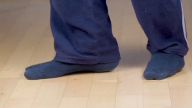 Dans provası yaparken ayaklarını kapat. 