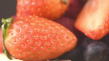 Böğürtlen seçimi, çilek, ahududu ve yaban mersini manzarasını kapat  