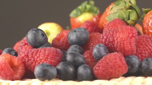 Vue Rapprochée Sélection Baies Fraises Framboises Bleuets — Video