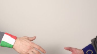 İtalya ve Avrupa Birliği dostluğu, tokalaşma