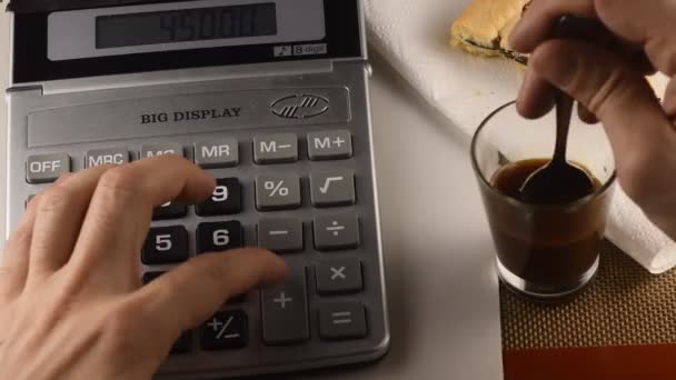 Mann Som Bruker Kalkulator Drikke Kaffe – stockvideo
