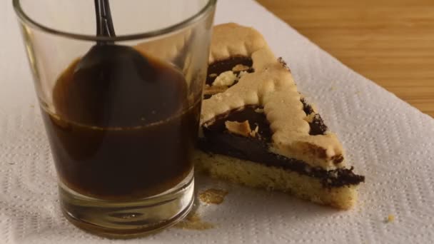 Dessert Och Kopp Kaffe Konkret Bakgrund — Stockvideo