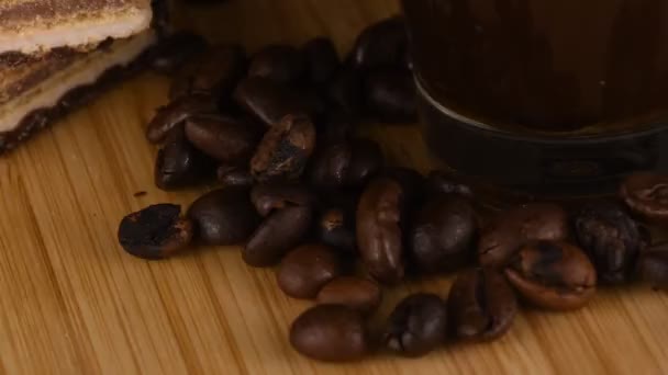 具体的な背景のデザートとコーヒーのカップ — ストック動画