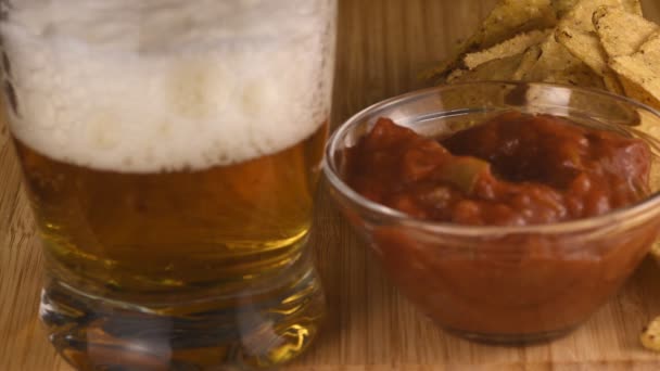 Salsa Tomate Caliente Para Patatas Fritas Vaso Cerveza Sobre Mesa — Vídeo de stock