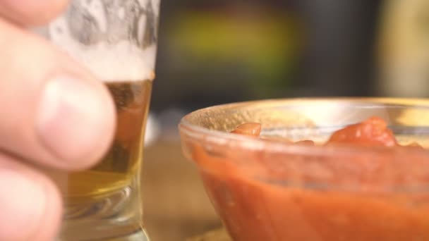 Salsa Pomodoro Caldo Patatine Fritte Bicchiere Birra Sul Tavolo — Video Stock