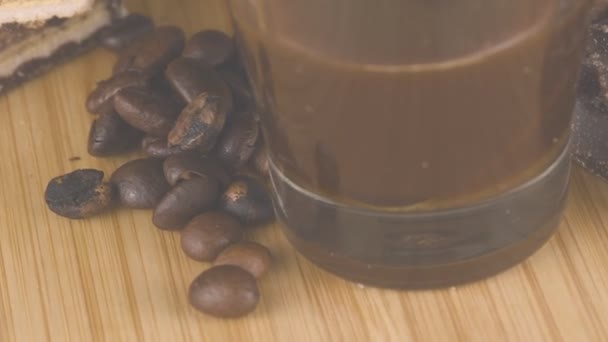Dessert Und Tasse Kaffee Auf Betongrund — Stockvideo