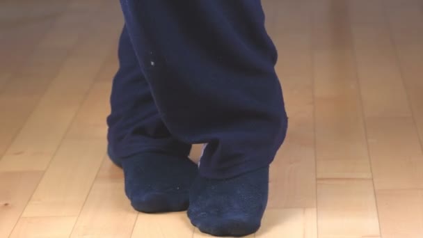 Zblízka Pohled Nohy Nacvičující Tanec — Stock video