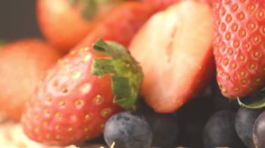 Böğürtlen seçimi, çilek, ahududu ve yaban mersini manzarasını kapat  