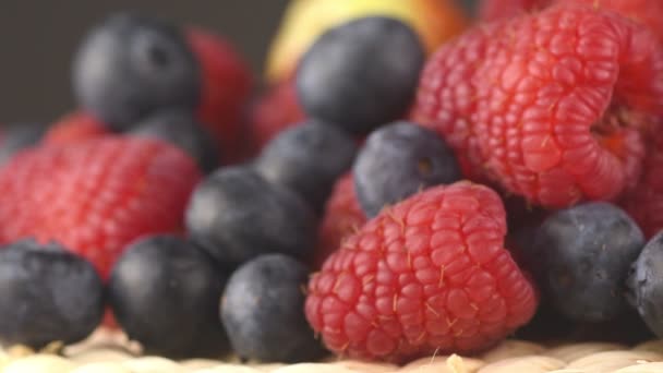 Vue Rapprochée Sélection Baies Fraises Framboises Bleuets — Video