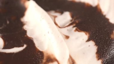 Çilekli krema ve çikolatalı tatlı. Yakın çekim. 