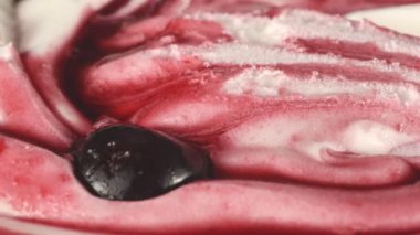 Çilekli krema ve çikolatalı tatlı. Yakın çekim. 