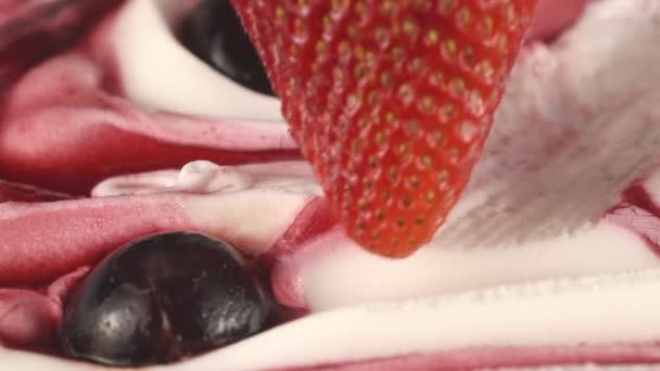 草莓奶油和巧克力甜点近景 — 图库视频影像