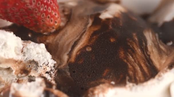 Fragole Crema Cioccolato Dessert Vista Vicino — Video Stock