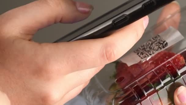 Çilekler Üzerindeki Kodu Telefonla Taranıyor — Stok video