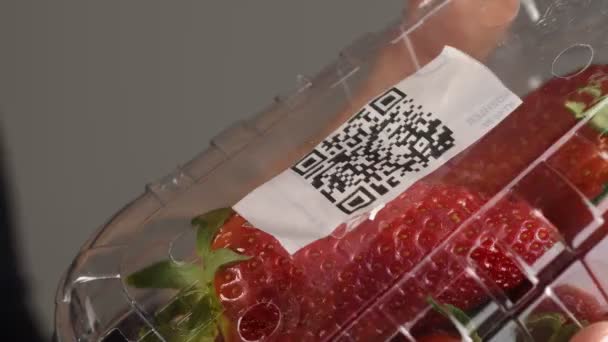 Memindai Kode Pada Strawberry Dengan Telepon — Stok Video