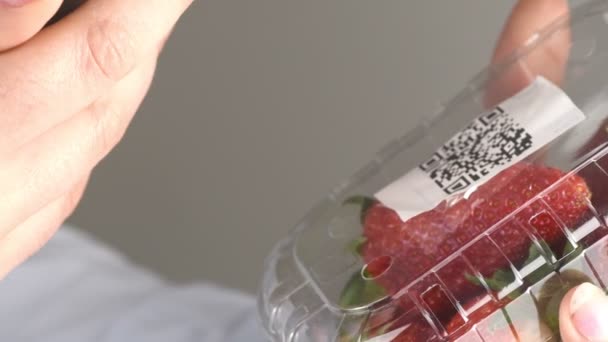 Escanear Código Fresas Con Teléfono — Vídeo de stock