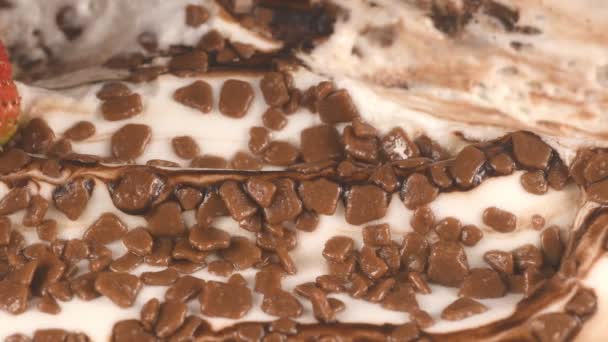 Солодка Полуниця Смачному Шоколадному Морозиві — стокове відео