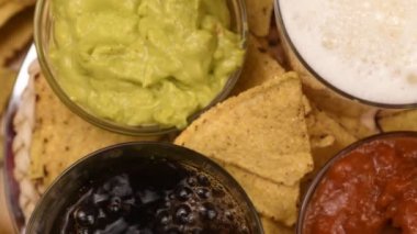 içindeki tortilla domates guacamole kola ve bira arka plan